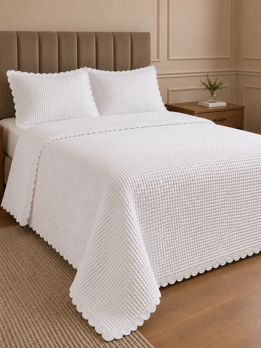 Cobre-leito matelassê off white na cama de casal
