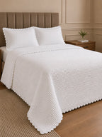 Cobre-leito matelassê off white na cama de casal