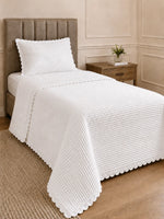 Off White | Solteiro | Cobre-leito matelassê off white na cama de solteiro