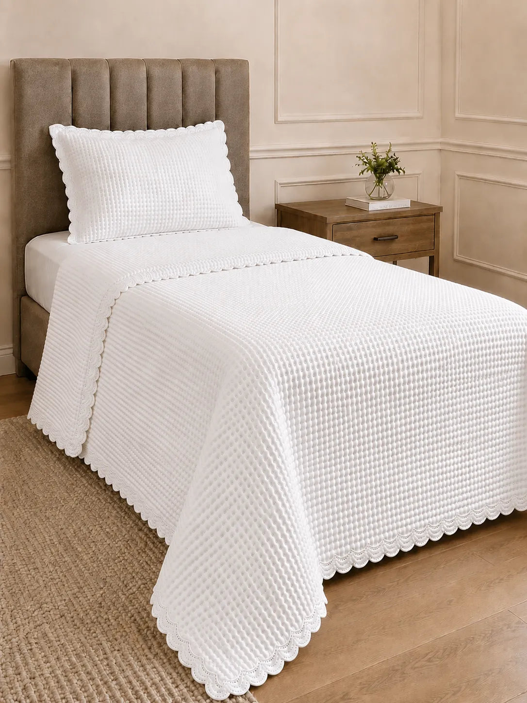 Off White | Solteiro | Cobre-leito matelassê off white na cama de solteiro
