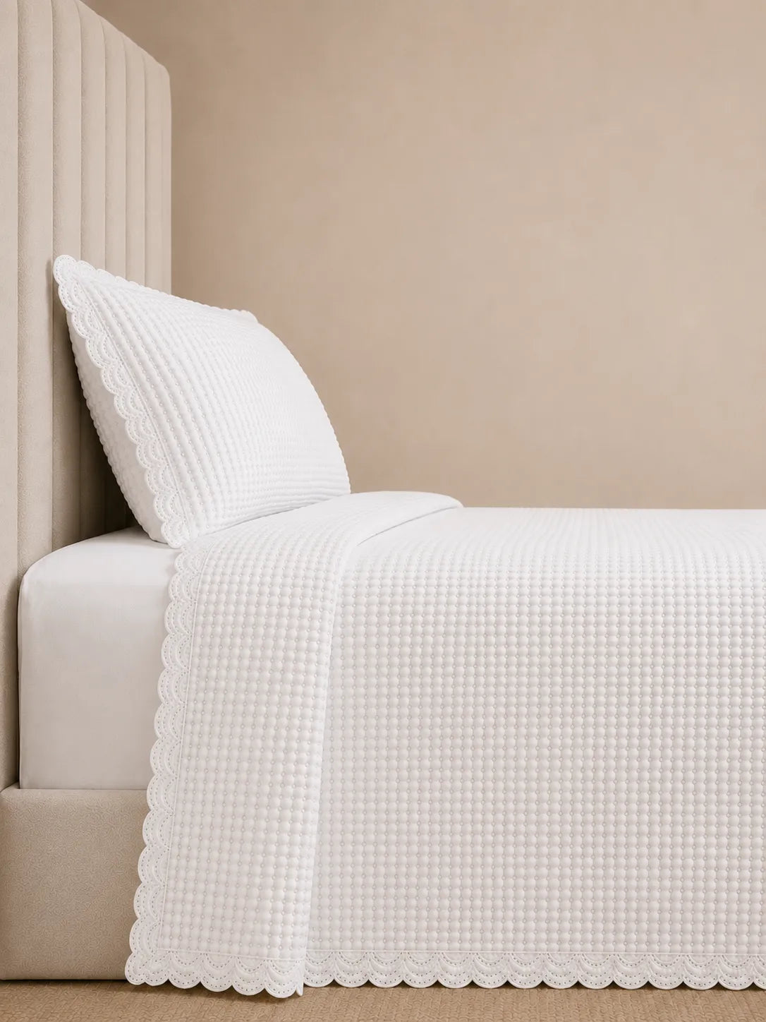 Cobre-leito matelassê off white com caimento lateral