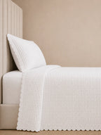Cobre-leito matelassê off white com caimento lateral