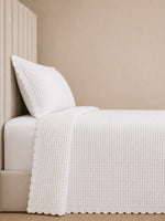 Off White | Cobre-leito matelassê off white com caimento lateral
