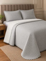 Cinza Claro/Branco | Casal, Queen | Cobre-leito matelassê cinza claro com verso branco na cama de casal