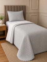 Cinza Claro/Branco | Solteiro | Cobre-leito matelassê cinza claro com verso branco na cama de solteiro