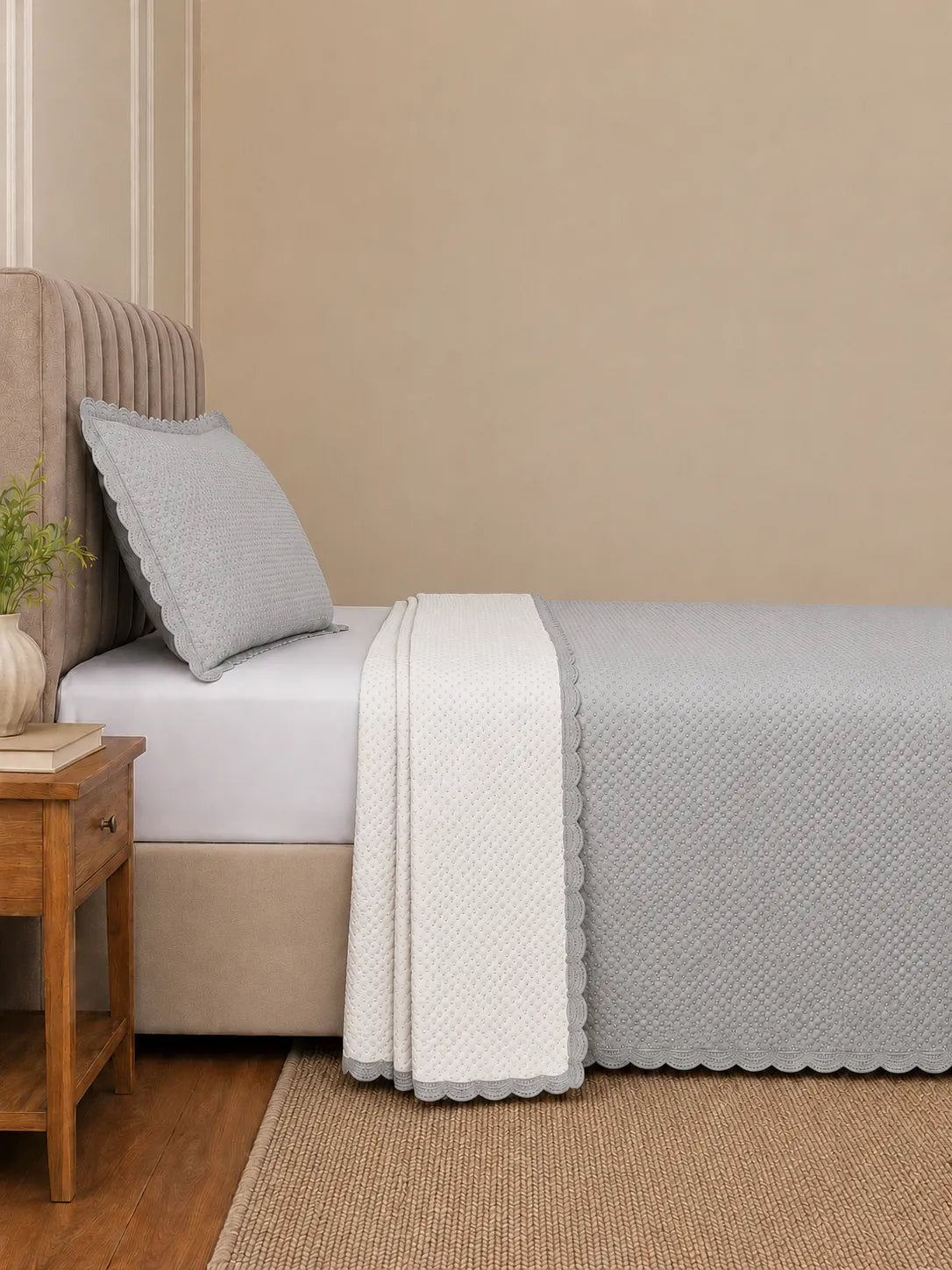 Cinza Claro/Branco | Cobre-leito matelassê cinza claro com verso branco com caimento lateral
