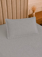 Kit cobre-leito matelassê cinza claro com verso branco dobrado com porta-travesseiro