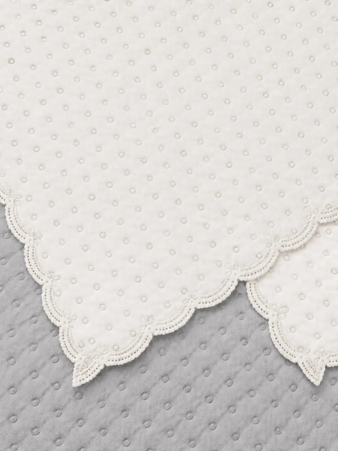 Textura do ponto matelassê ultrassônico cinza claro com verso branco