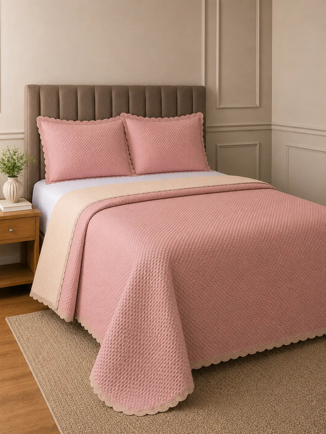 Cobre-leito matelassê rosa com verso bege na cama de casal