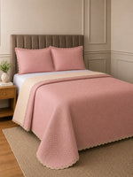 Rosa/Bege | Casal, Queen | Cobre-leito matelassê rosa com verso bege na cama de casal