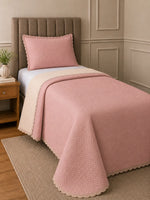 Rosa/Bege | Solteiro | Cobre-leito matelassê rosa com verso bege na cama de solteiro