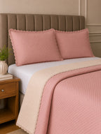 Kit cobre-leito matelassê rosa com verso bege dobrado com porta-travesseiros (2 unidades)