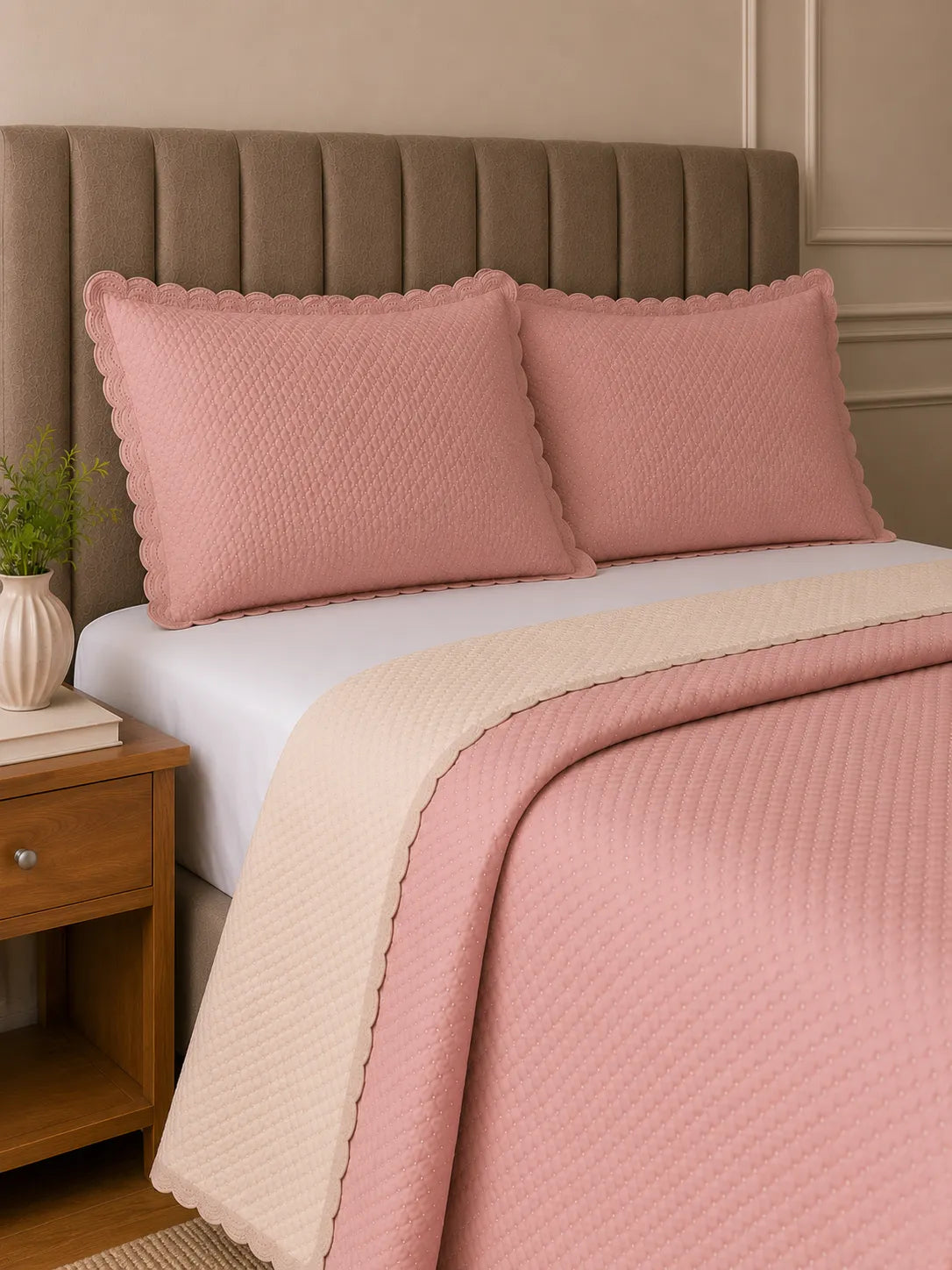 Rosa/Bege | Casal, Queen | Kit cobre-leito matelassê rosa com verso bege dobrado com porta-travesseiros (2 unidades)