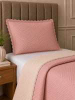Rosa/Bege | Solteiro | Kit cobre-leito matelassê rosa com verso bege dobrado com porta-travesseiro