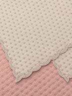 Textura do ponto matelassê ultrassônico rosa com verso bege