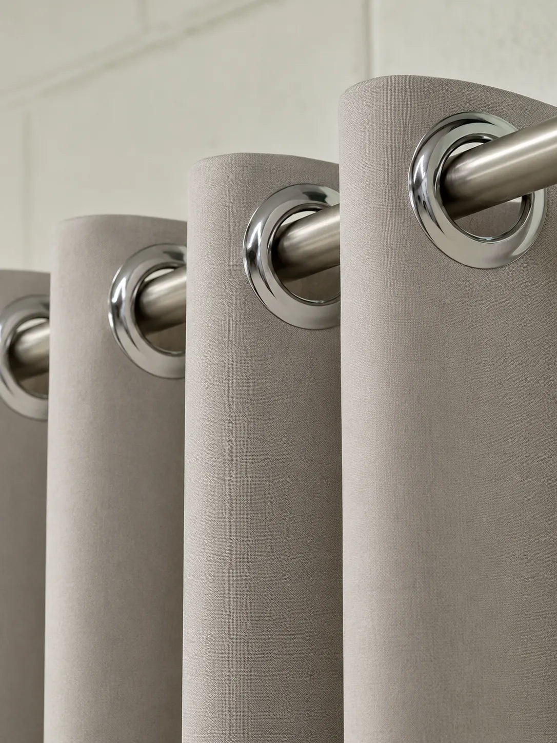 Bege | Acabamento em ilhós cromado da Cortina Blackout Eclipse Astro bege