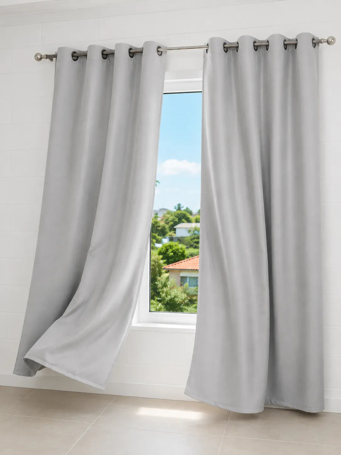 Cortina Blackout Eclipse Simple branco instalada na janela