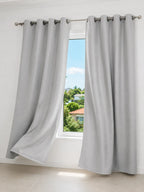 Cortina Blackout Eclipse Simple branco instalada na janela