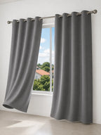 Cortina Blackout Eclipse Simple cinza instalada na janela