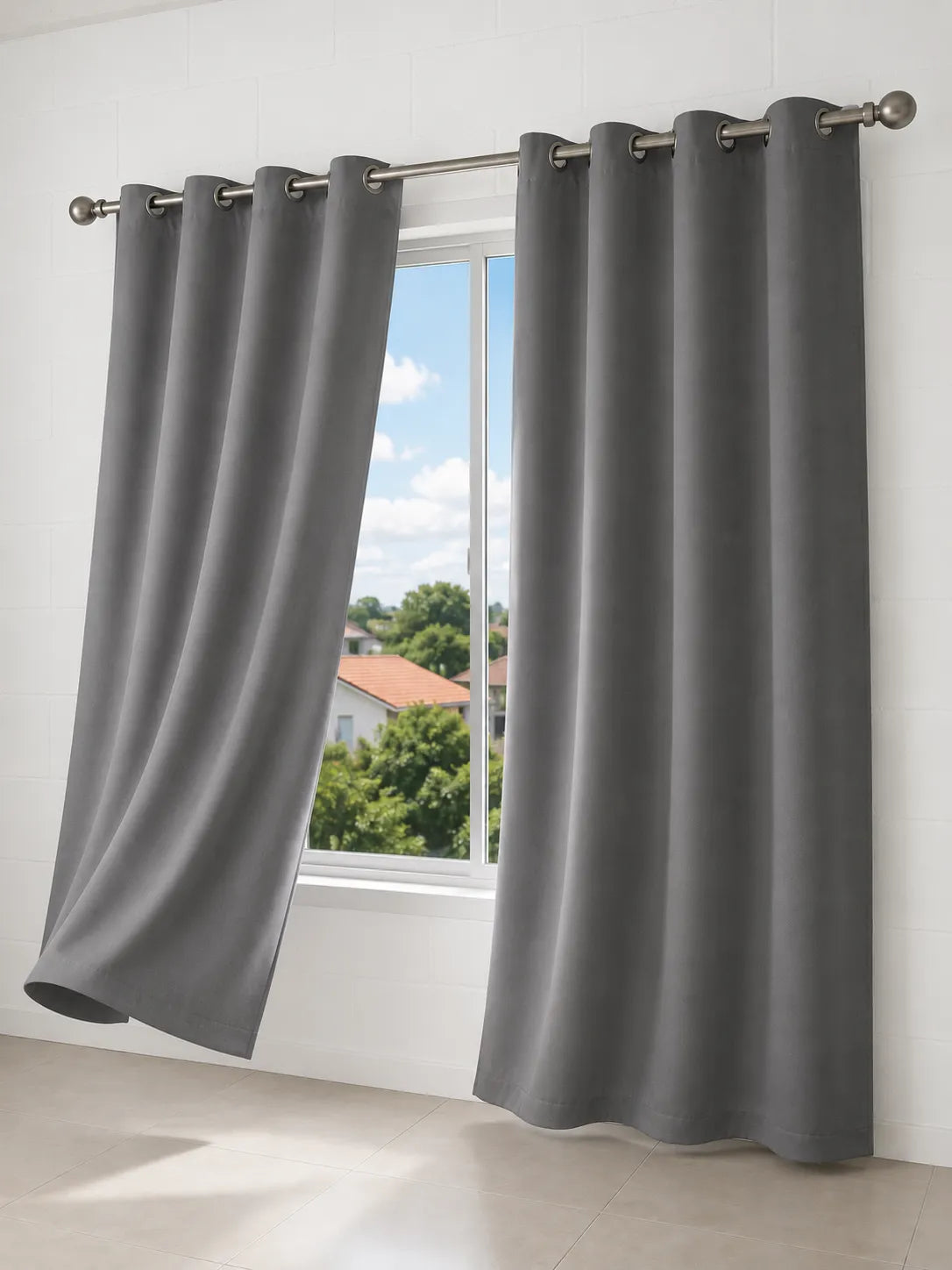 Cinza | Cortina Blackout Eclipse Simple cinza instalada na janela
