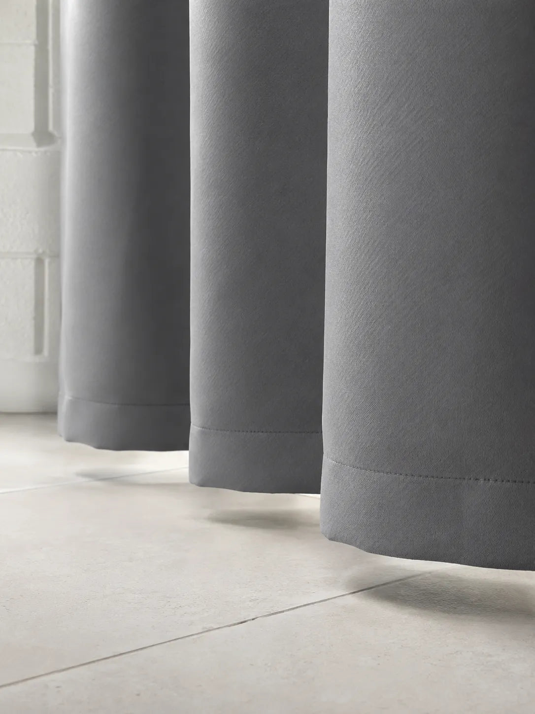 Cinza | Caimento do tecido da Cortina Blackout Eclipse Simple cinza