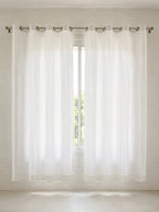 Cortina Sutille Trend branco em ambiente com luz natural