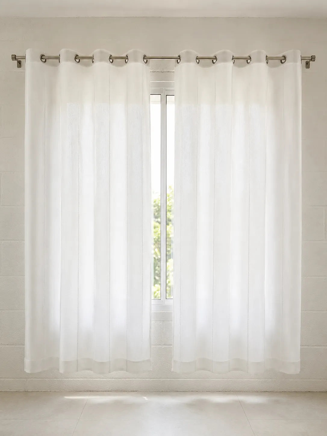 Branco | Cortina Sutille Trend branco em ambiente com luz natural