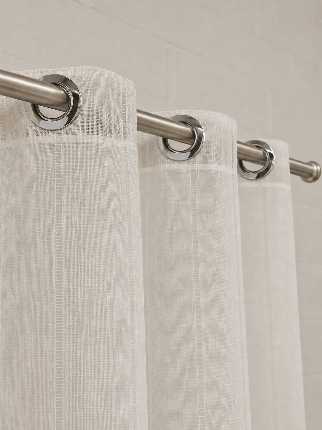 Acabamento em ilhós cromado da Cortina Sutille Trend branco