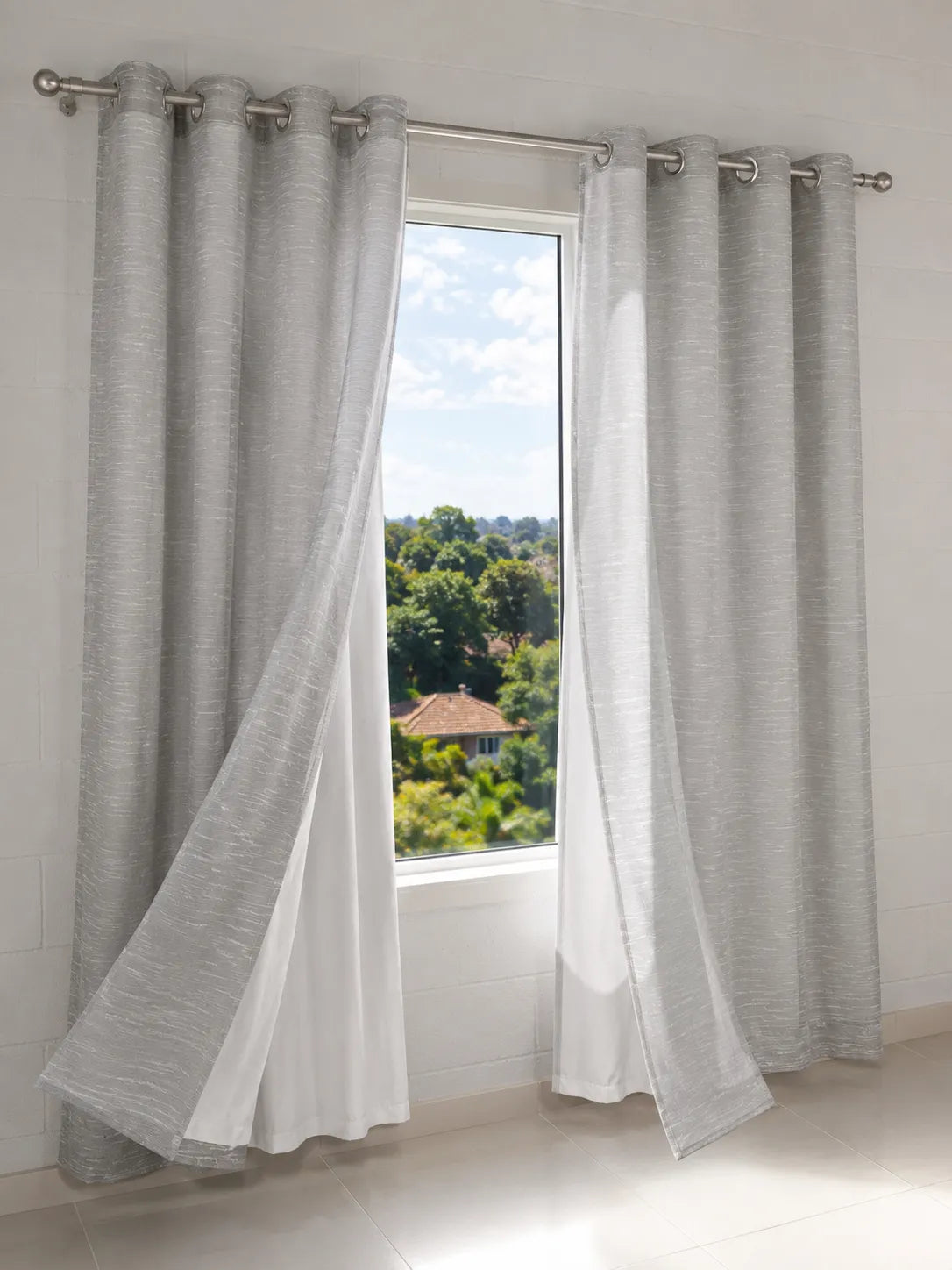 Cortina Sutille Trend cinza instalada na janela