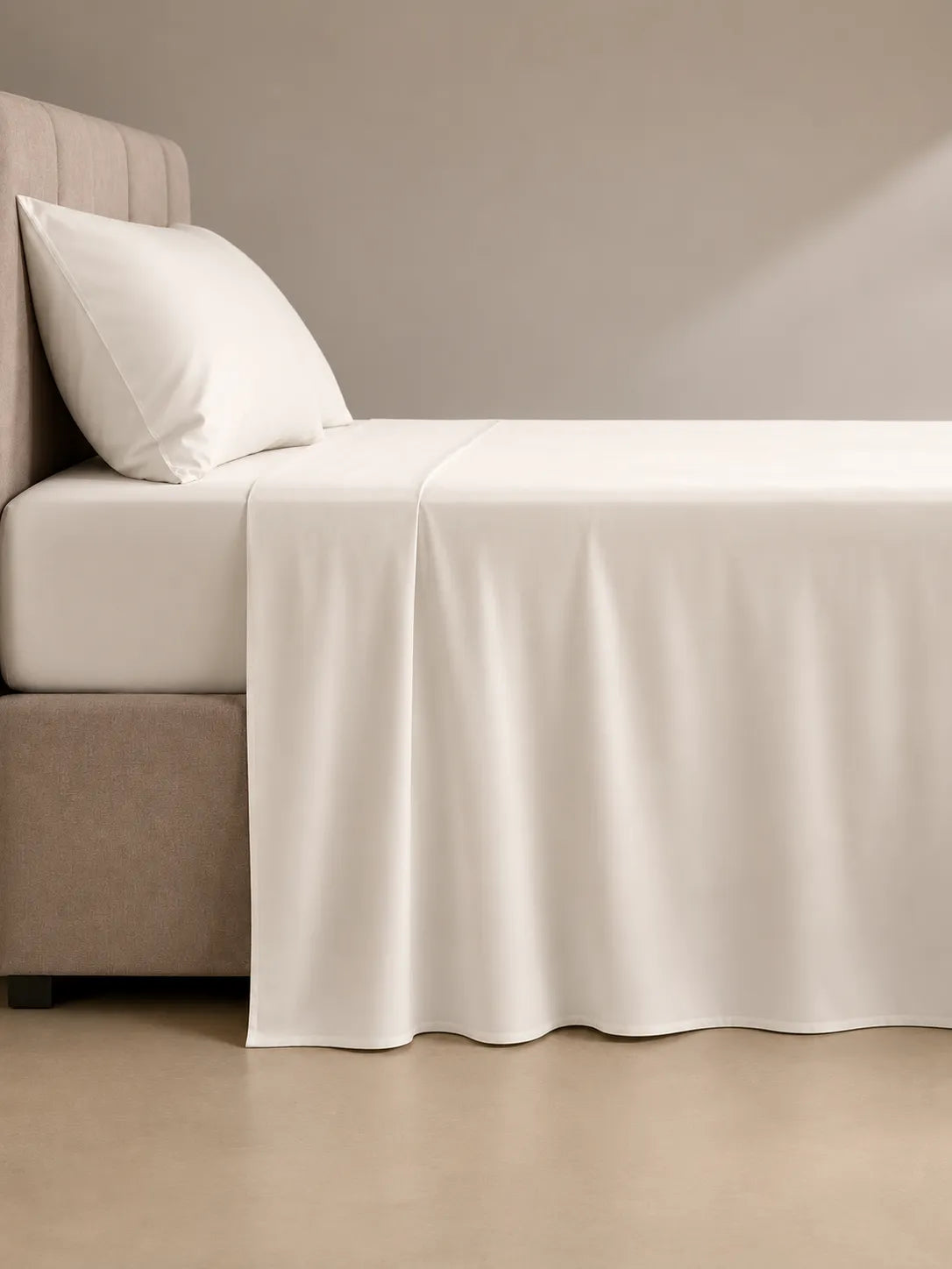 Jogo de lençol branco micropercal com caimento lateral na cama