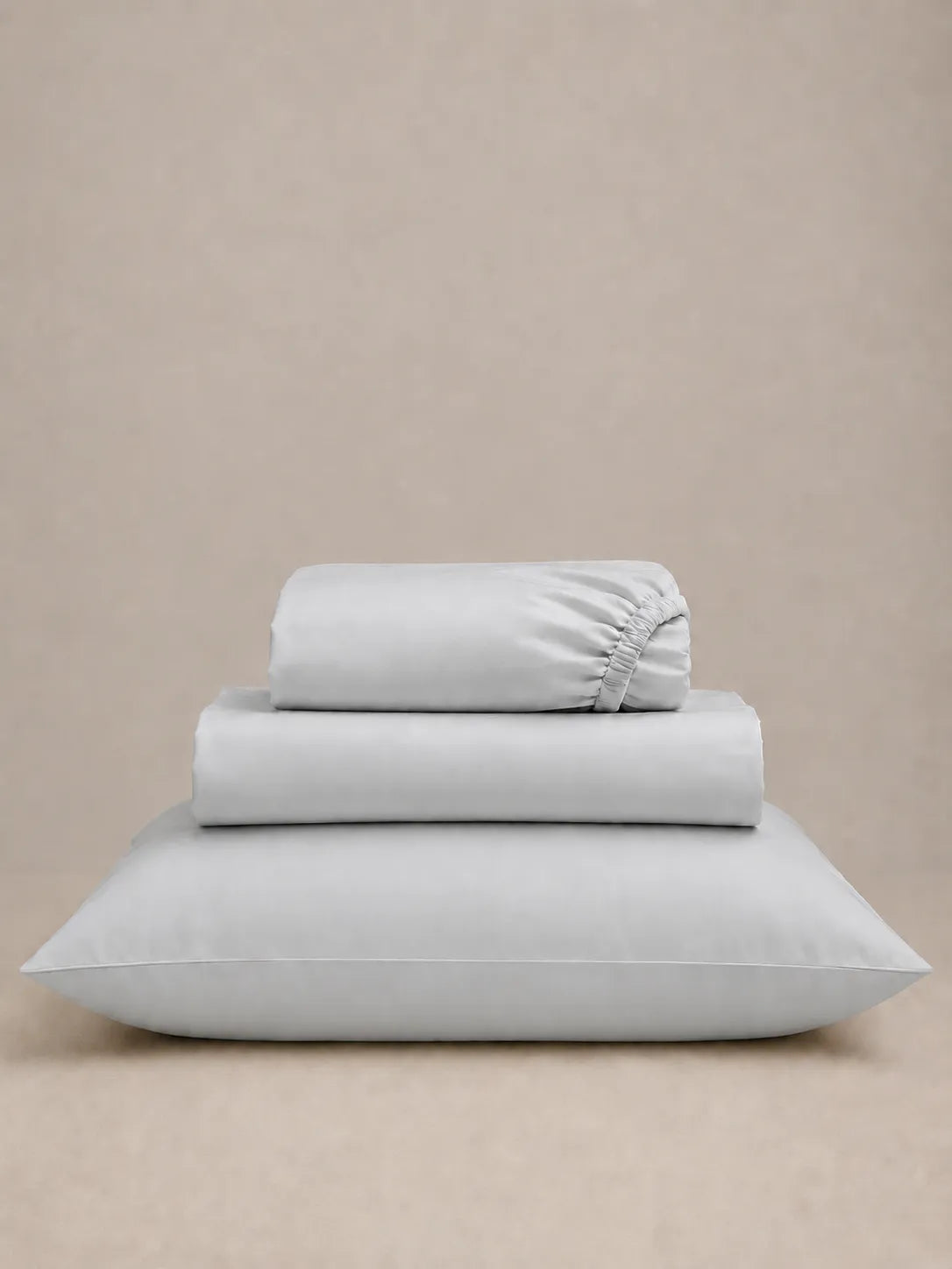Peças do jogo de lençol cinza dobradas — 3 peças